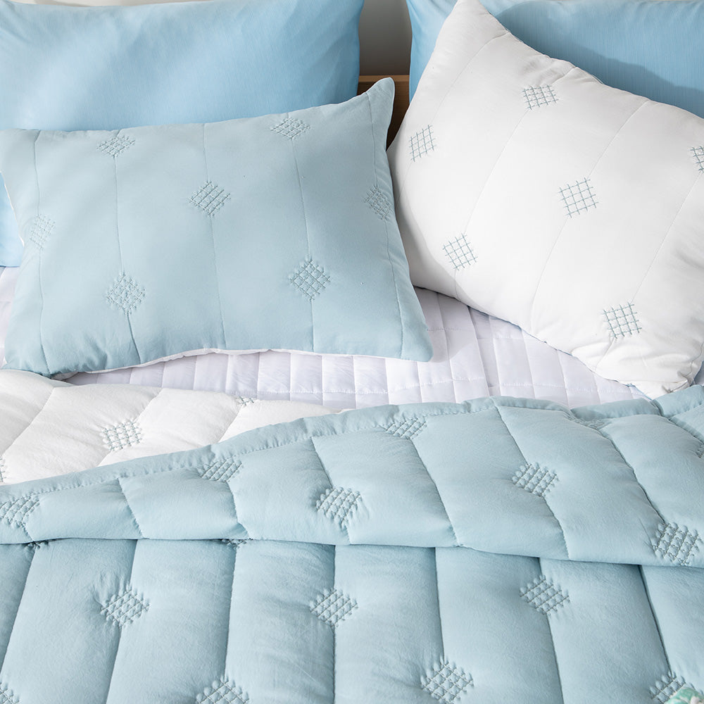 Kasentex Ultra Soft Lightweight All Season Quilt Bedspread Set, Room Decor, Graduation Gifts