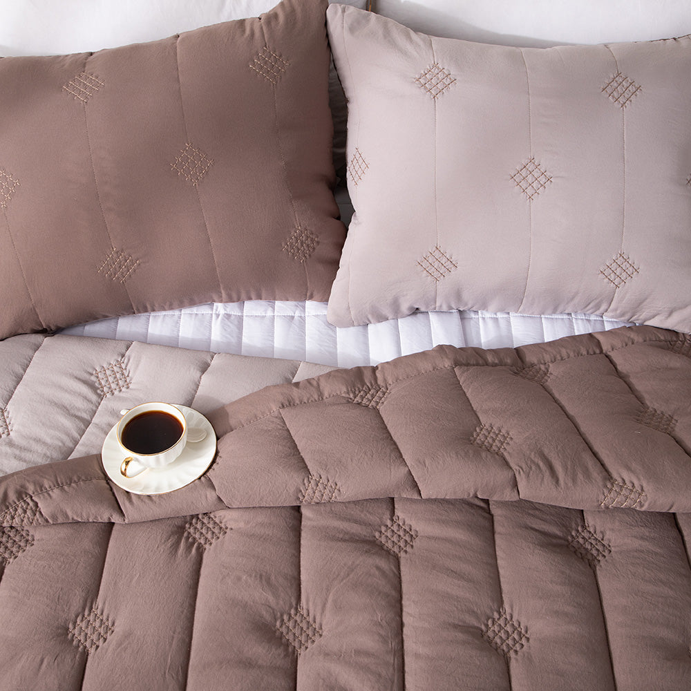Kasentex Ultra Soft Lightweight All Season Quilt Bedspread Set, Room Decor, Graduation Gifts