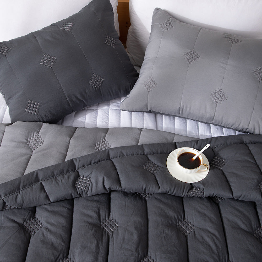 Kasentex Ultra Soft Lightweight All Season Quilt Bedspread Set, Room Decor, Graduation Gifts
