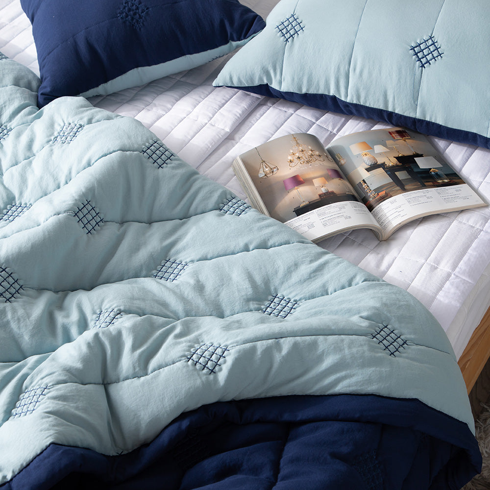 Kasentex Ultra Soft Lightweight All Season Quilt Bedspread Set, Room Decor, Graduation Gifts