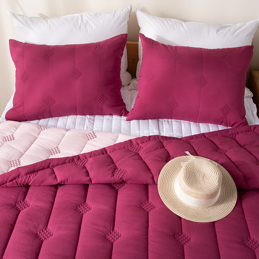Kasentex Ultra Soft Lightweight All Season Quilt Bedspread Set, Room Decor, Graduation Gifts