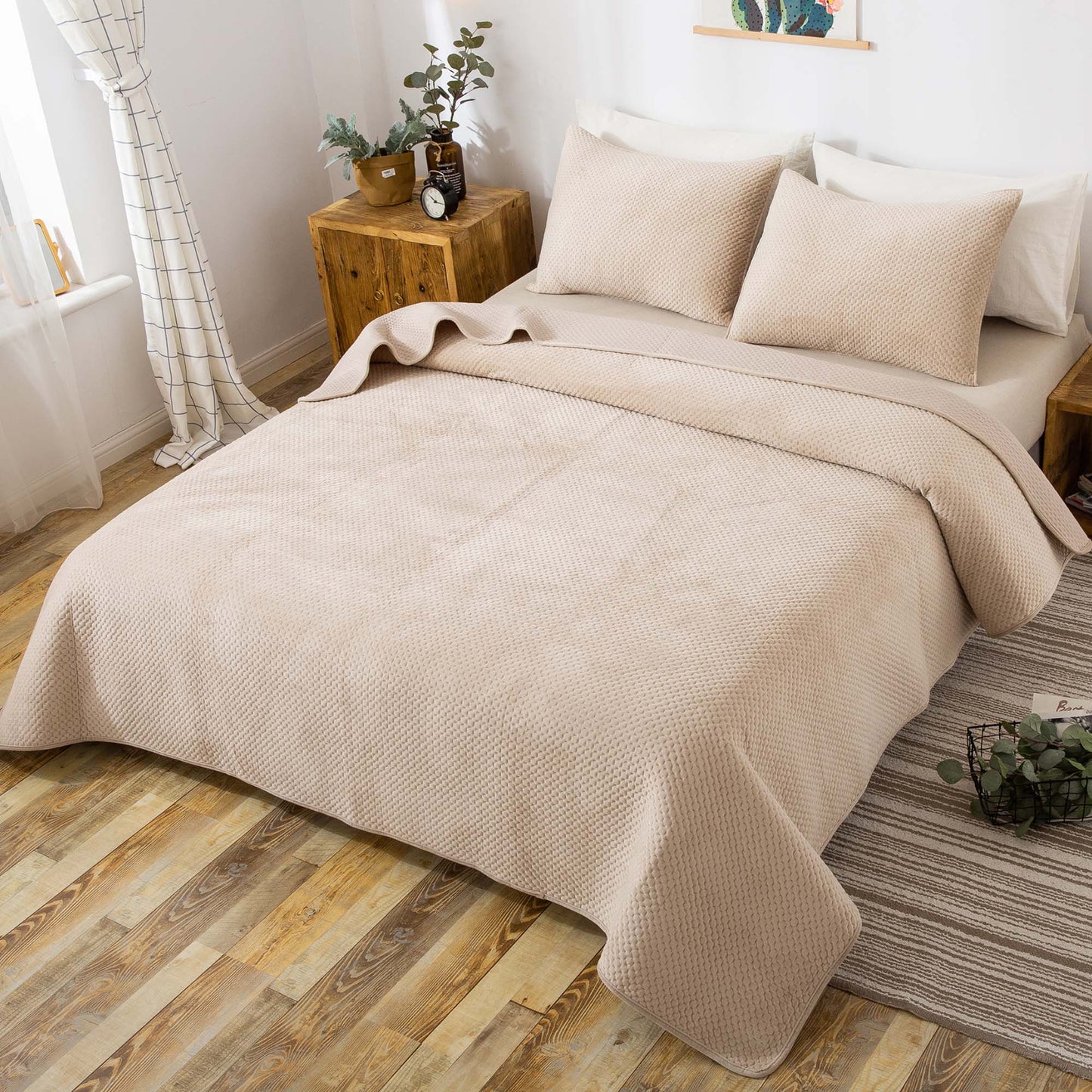 Cozy Velveteen Bedspread With Shams