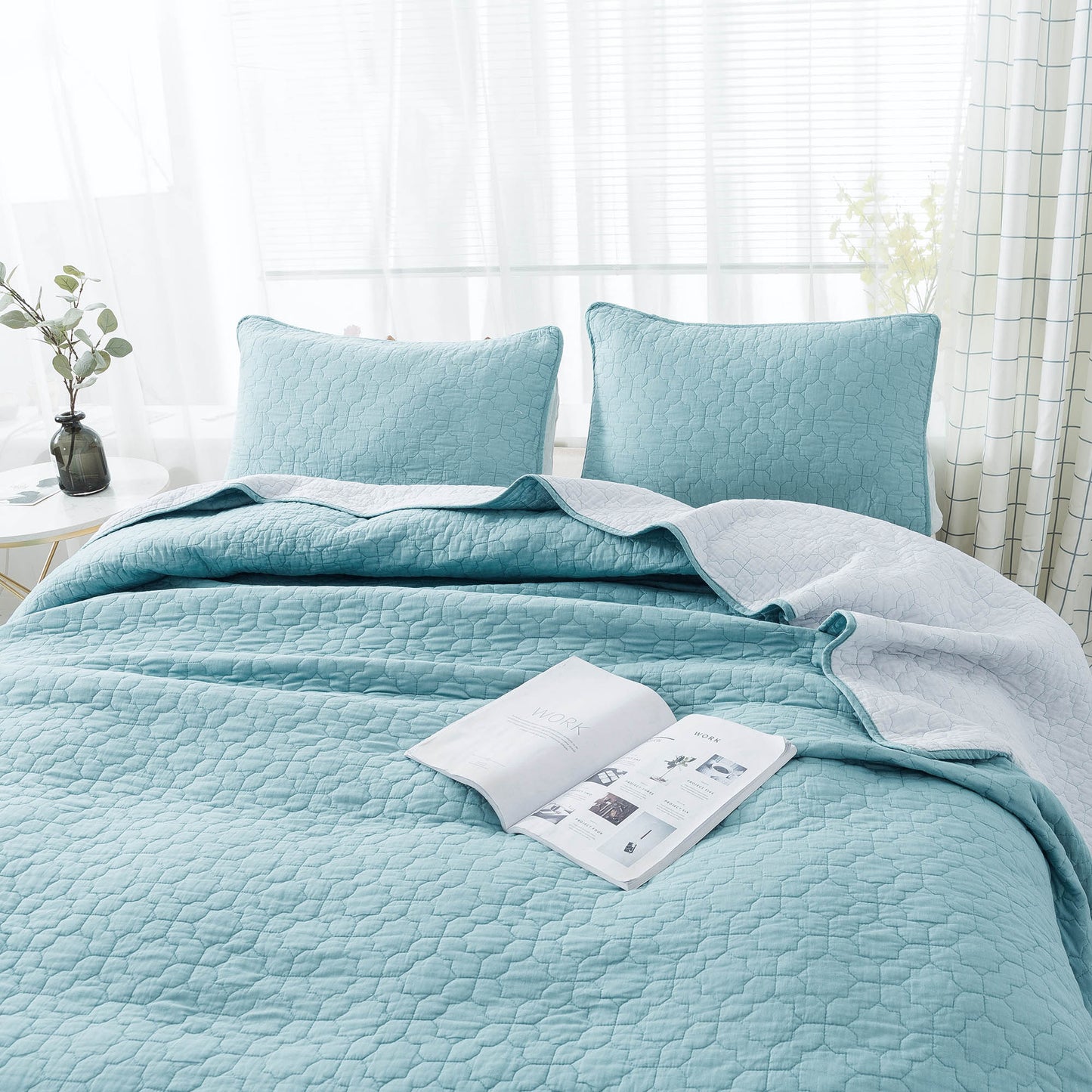 Soft Coastal Design Bedspread Set